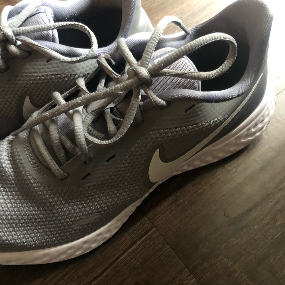Men’s Nike running shoe. great condition size 9.5